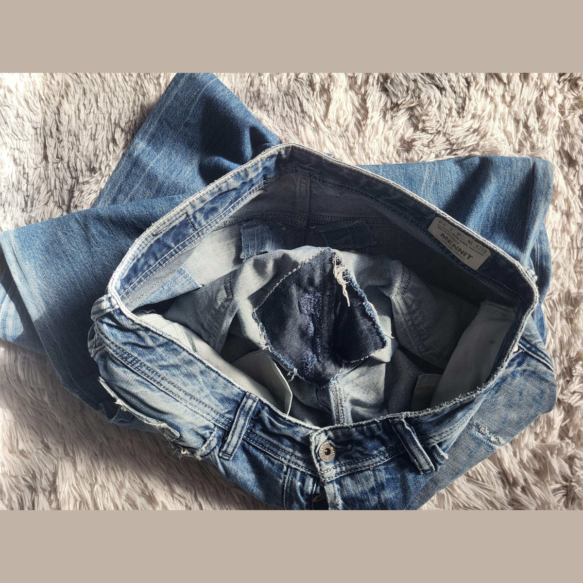 Jean bleu taille 31 de la marque Merinit, posé sur tapis clair, Fripes Sélect