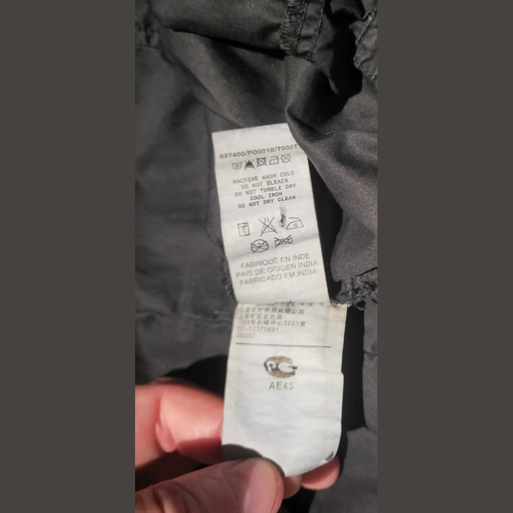 Pantalon noir, marque et taille non visibles, étiquette intérieure. Fripes Sélect