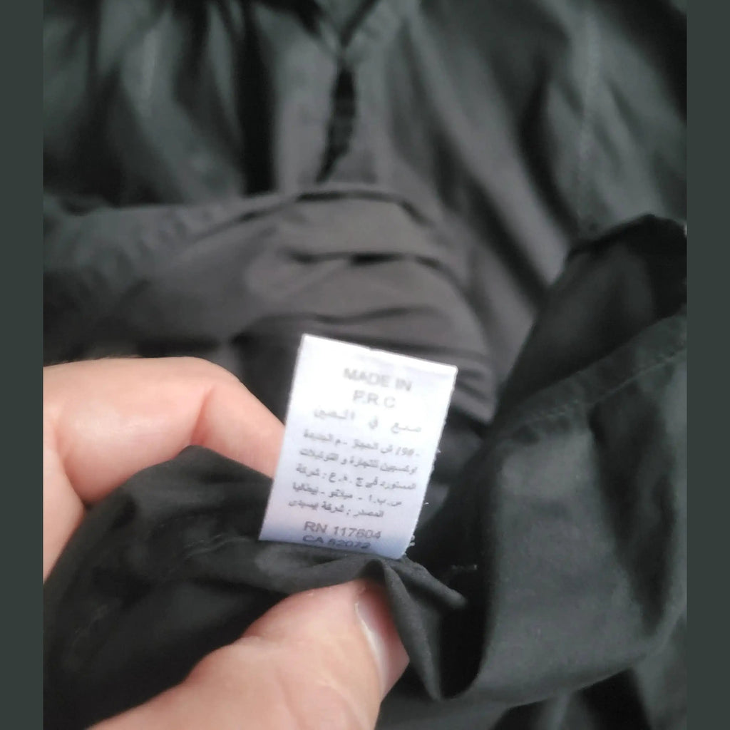 Chemise noire, marque non visible, taille non indiquée, étiquette intérieure. Fripes Sélect