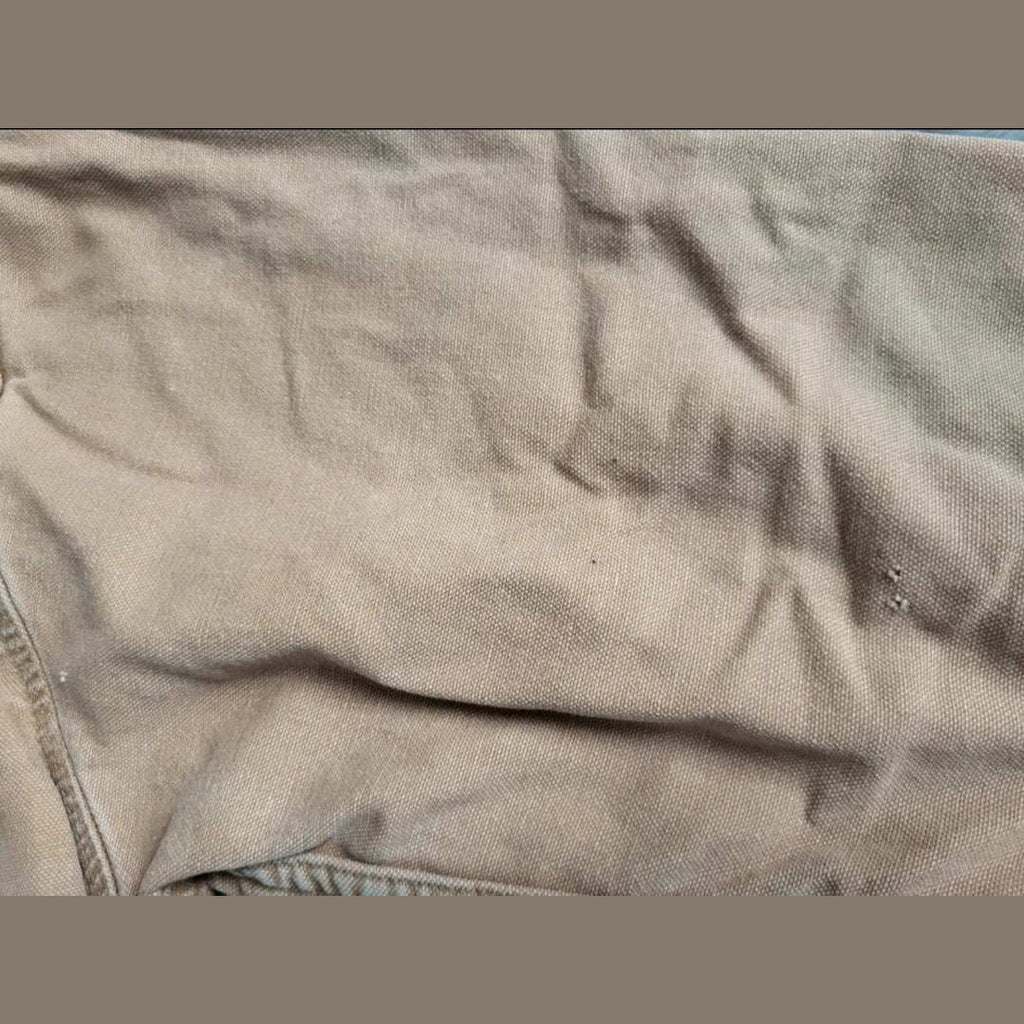 Pantalon beige, marque non visible, taille non indiquée, détails usés. Fripes Sélect