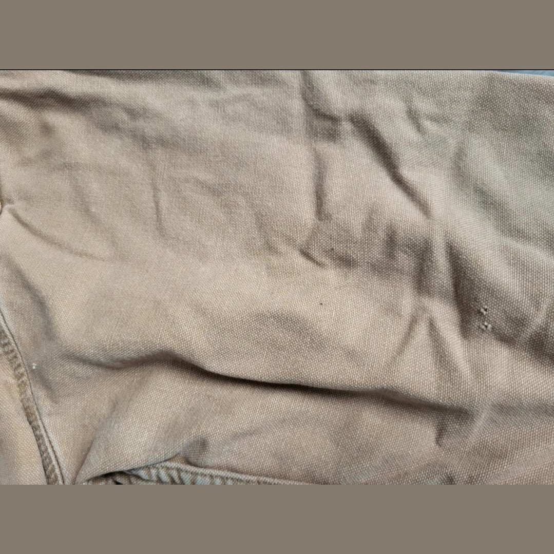 Pantalon beige, marque non visible, taille non indiquée, détails usés. Fripes Sélect