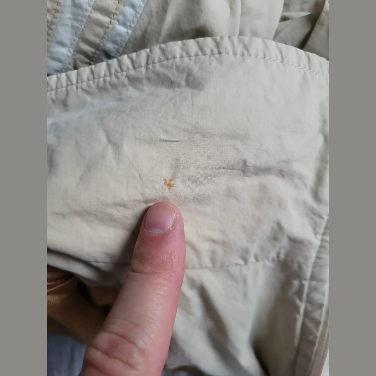 Veste beige avec petite tache, marque et taille non visibles. Fripes Sélect