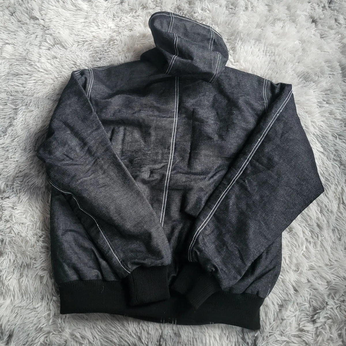 Veste à capuche noire, sans marque visible, taille non indiquée, Fripes Sélect