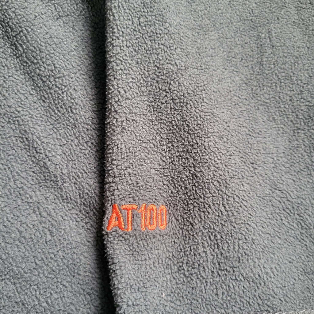 Veste polaire AT100 grise, taille non visible, broderie orange. Fripes Sélect