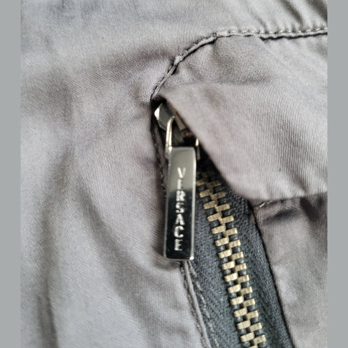 Veste grise Versace, fermeture éclair apparente, taille non précisée, Fripes Sélect