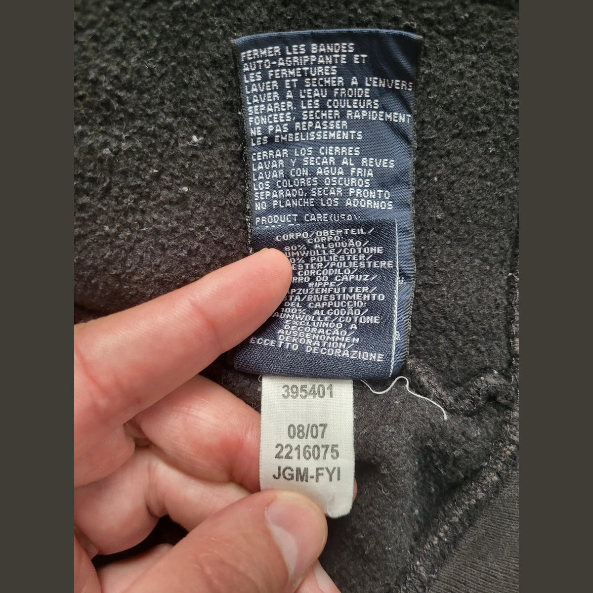 Étiquette d'un vêtement noir Patagonia taille non visible, instructions d'entretien. Fripes Sélect