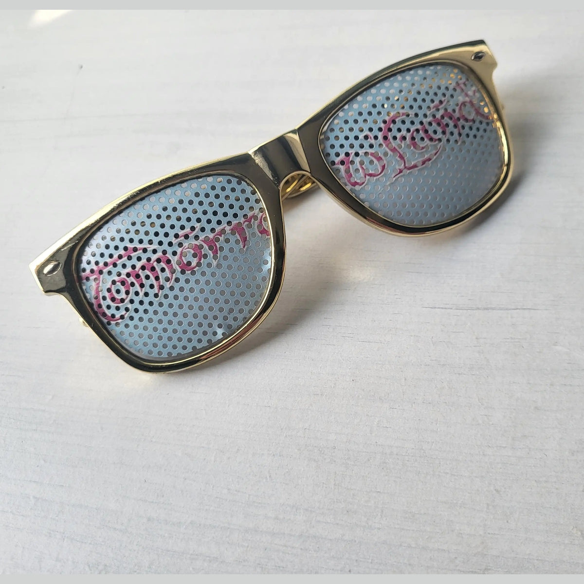 Lunettes de soleil dorées, inscription Tomorro sur verres, taille unique, Fripes Sélect
