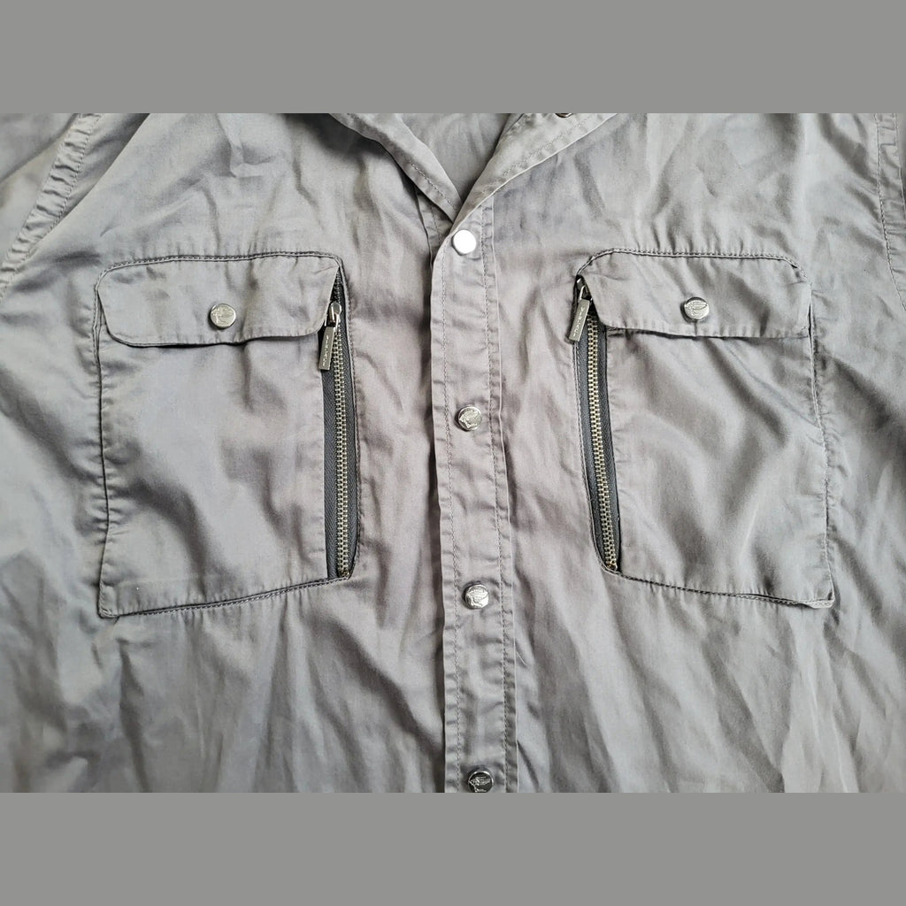 Chemise grise à manches longues, poches zippées, taille non précisée, Fripes Sélect