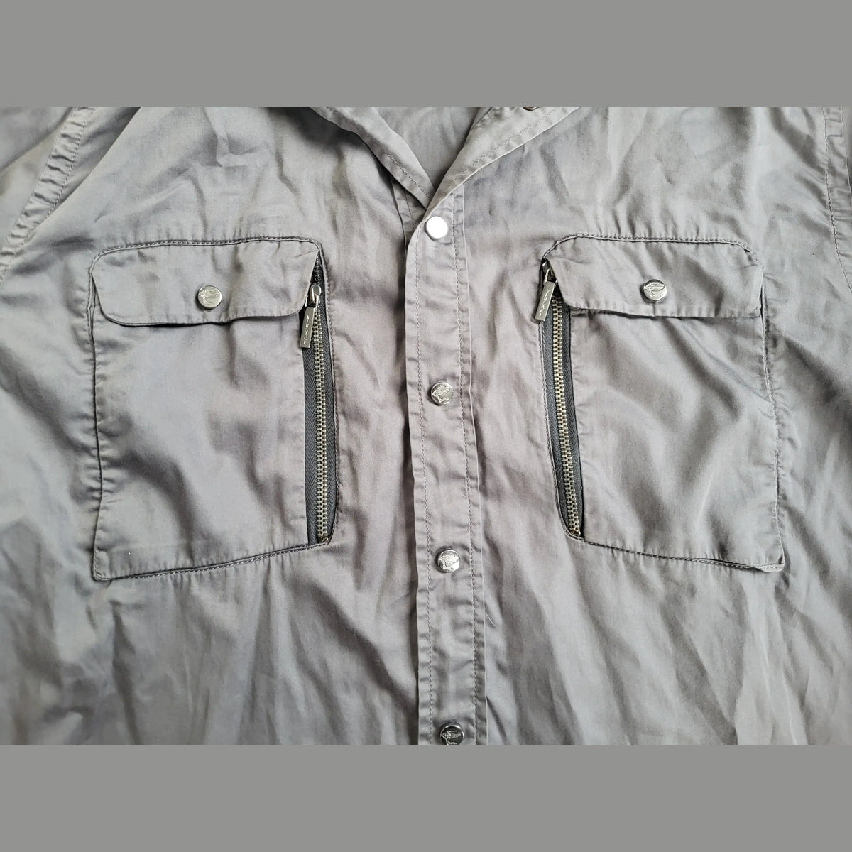 Chemise grise à manches longues, poches zippées, taille non précisée, Fripes Sélect