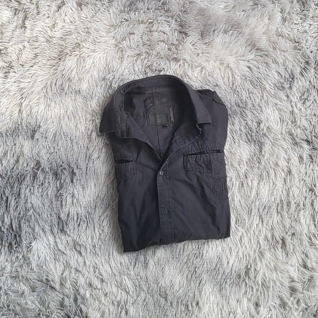 Chemise noire Carhartt, taille M, vue pliée sur tapis gris, Fripes Sélect