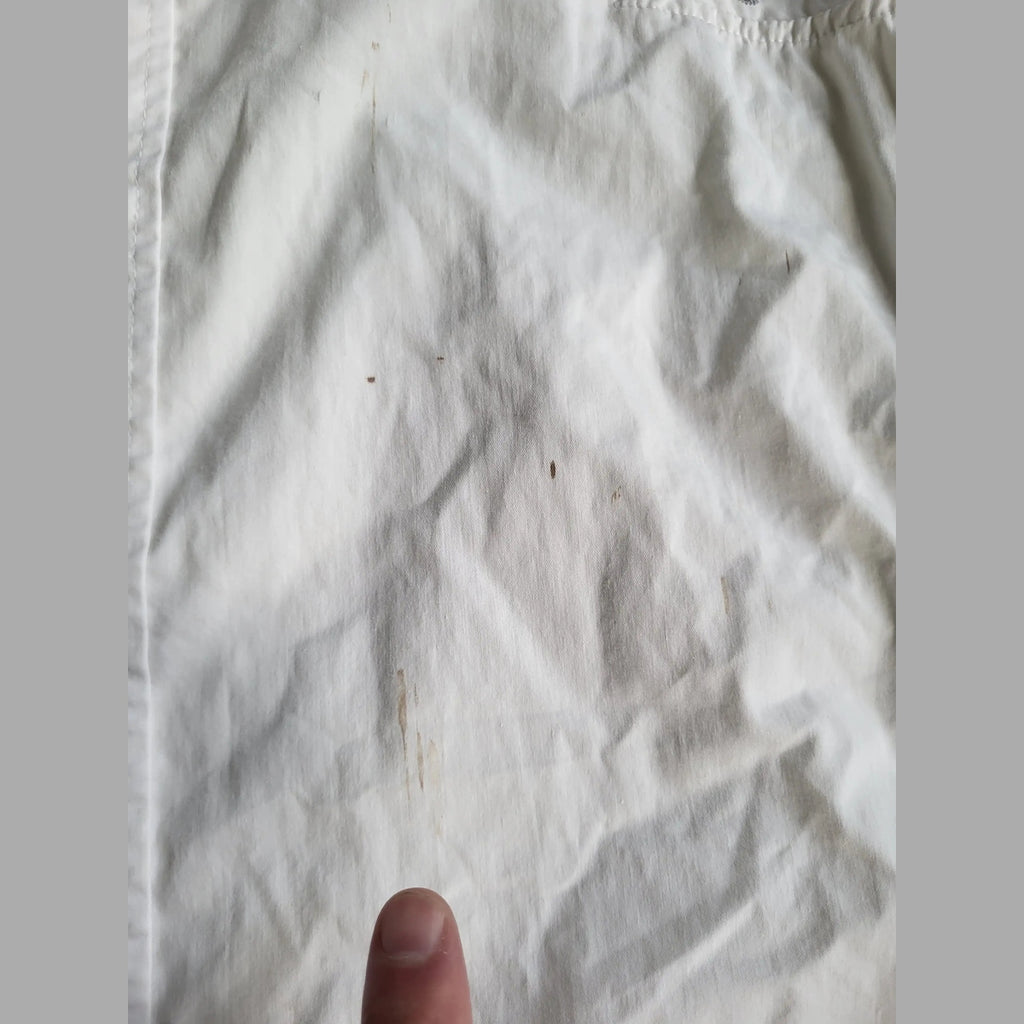 Chemise blanche avec taches, marque et taille non visibles, Fripes Sélect