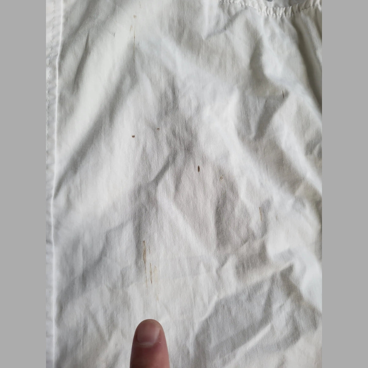 Chemise blanche avec taches, marque et taille non visibles, Fripes Sélect