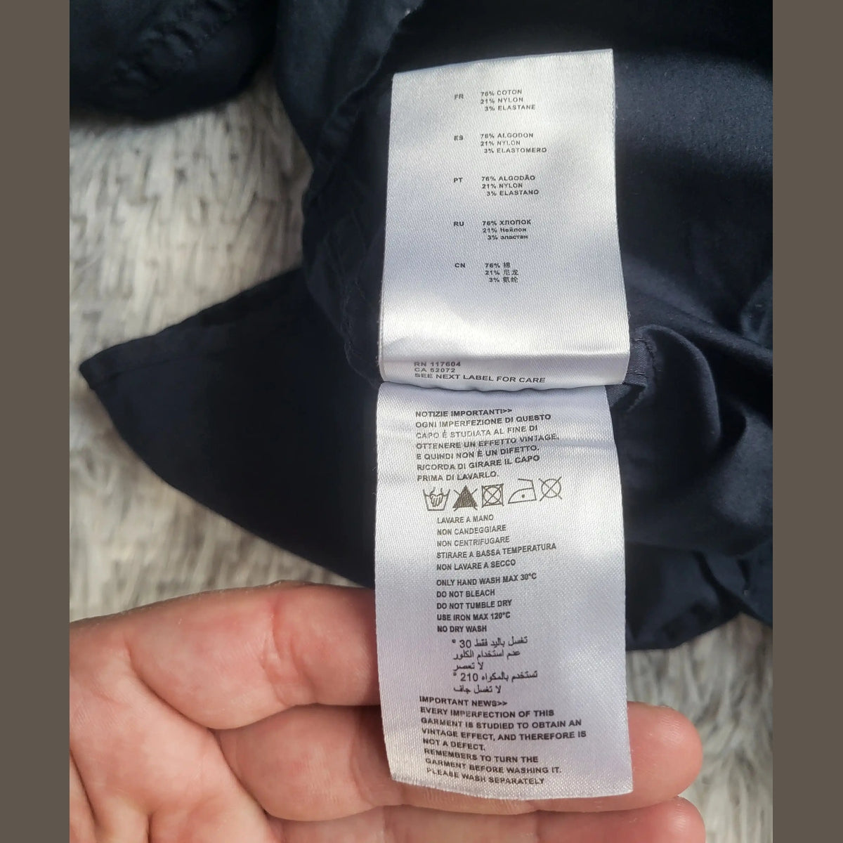 Étiquette sur vêtement noir, taille non indiquée, composition coton-nylon-élastane Fripes Sélect