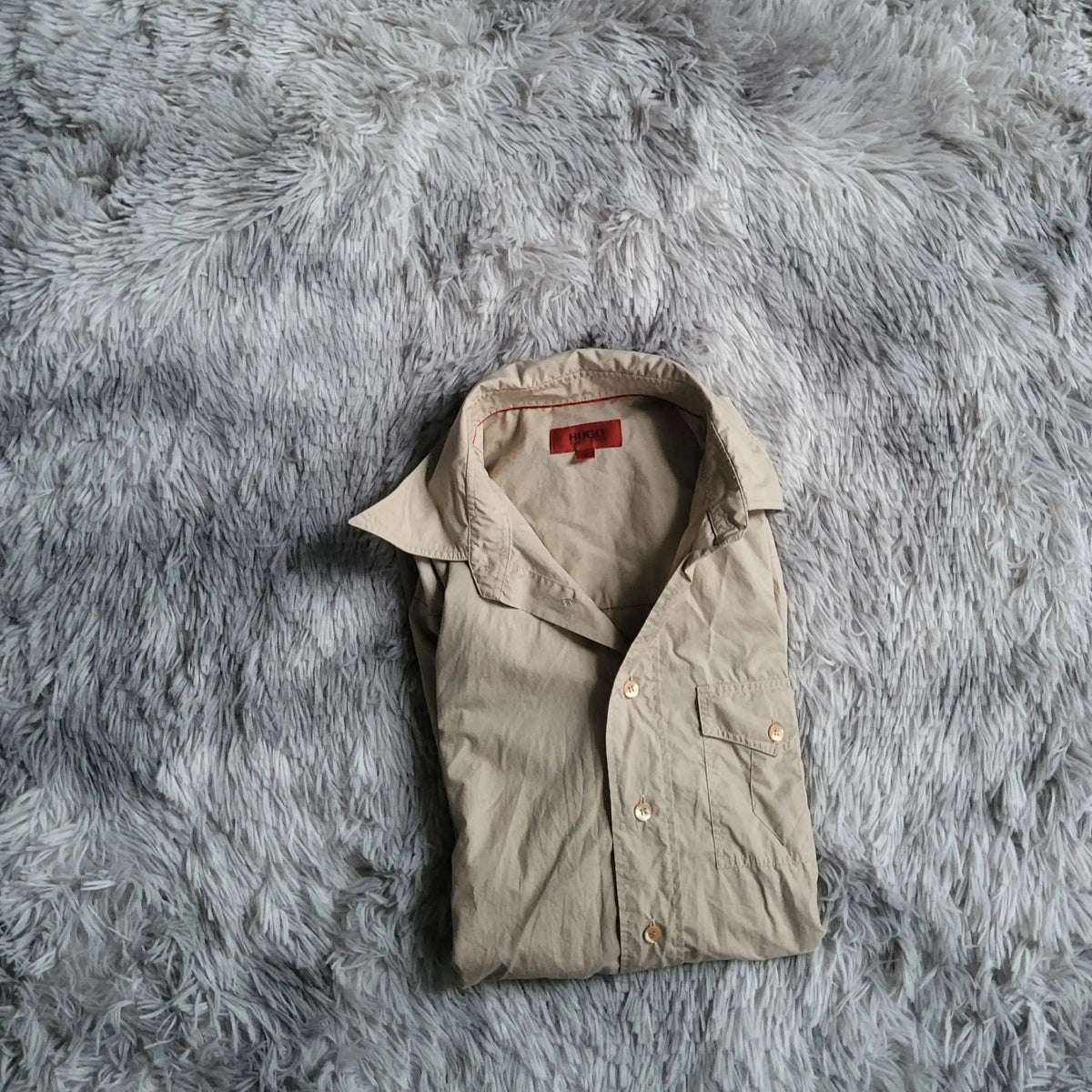 Chemise beige HUGO taille M, vêtement vintage homme, Fripes Sélect