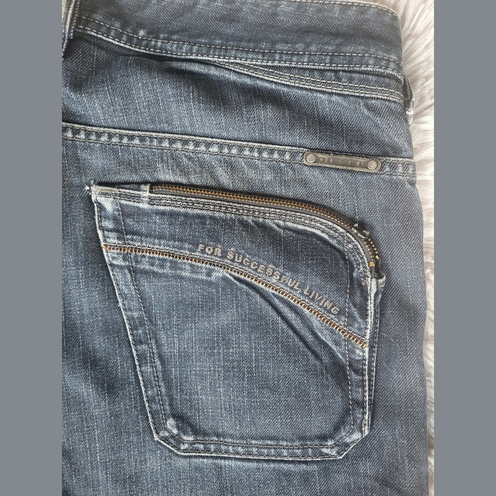 Jean bleu Diesel, taille non visible, poche arrière zippée. Fripes Sélect