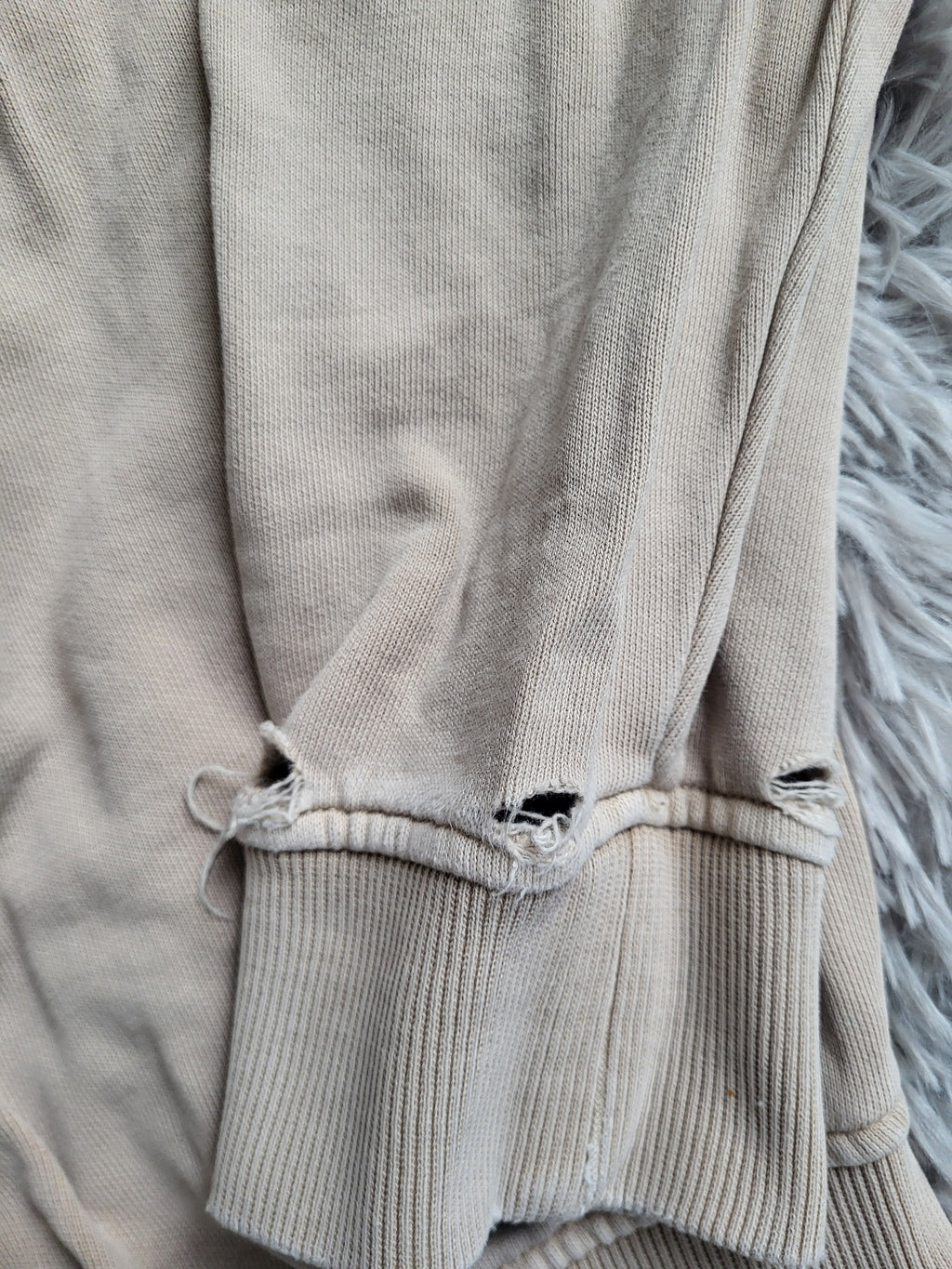 Sweat Guess Beige Sable – 100% Coton – Taille L – Style Distressed / Upcycling