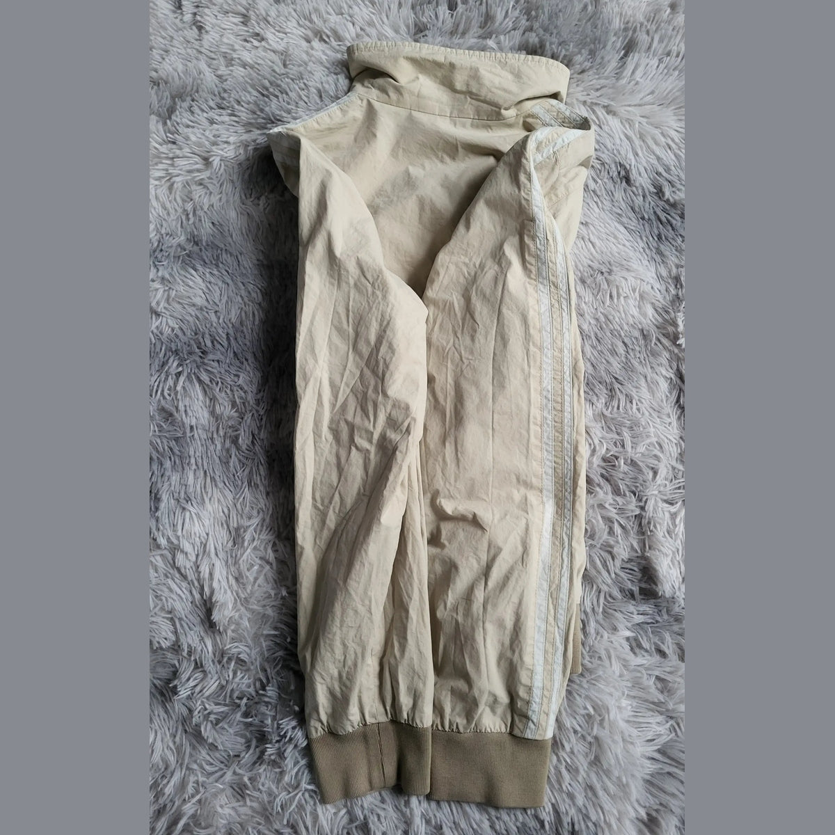 Pantalon de jogging beige, marque non visible, taille non indiquée. Fripes Sélect