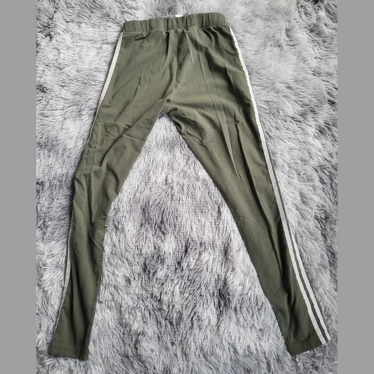 Legging Adidas Essentials 3-Bandes – Vert Kaki Olive – Taille M – Sport & Style