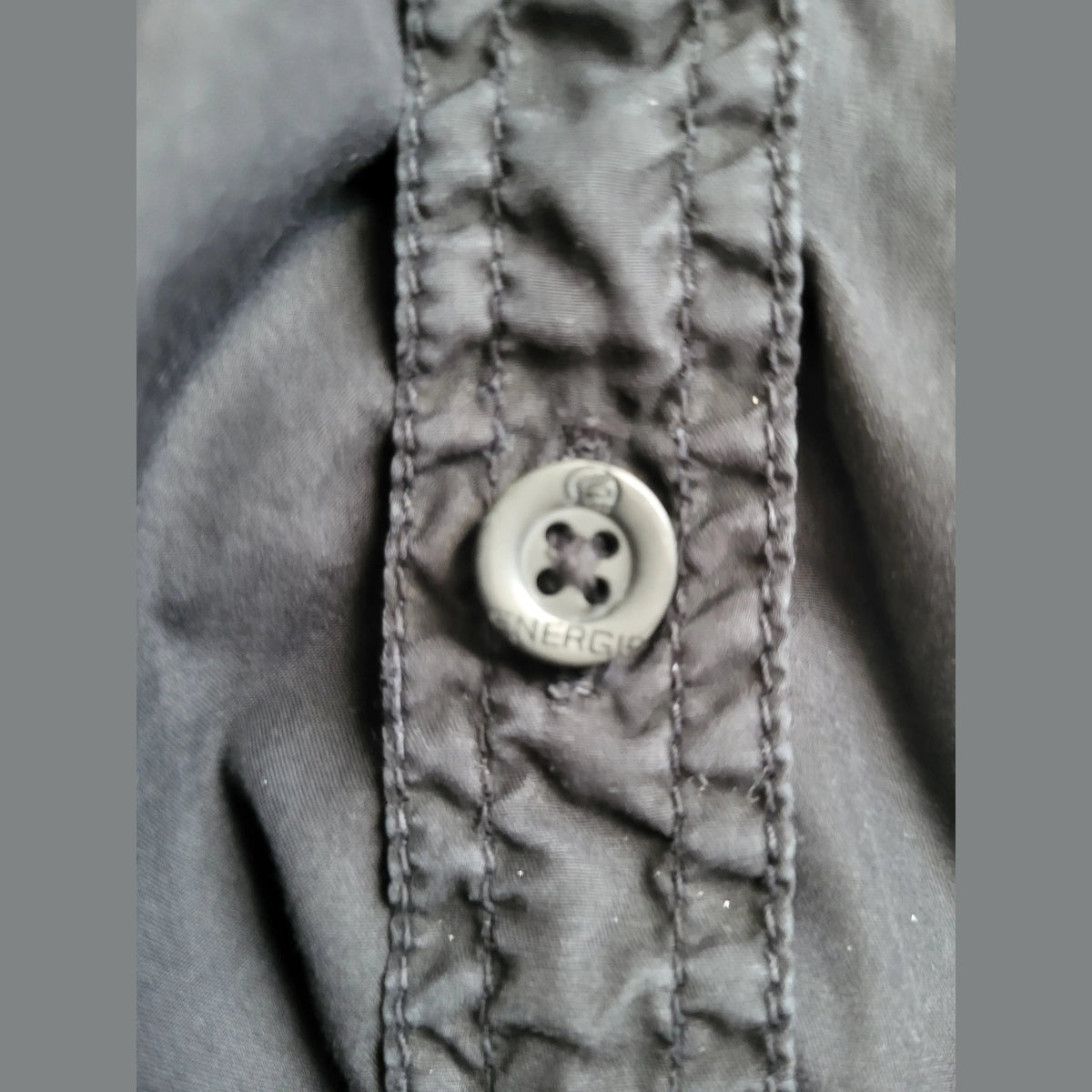 Veste noire, bouton visible, marque Énergie, taille non indiquée, Fripes Sélect