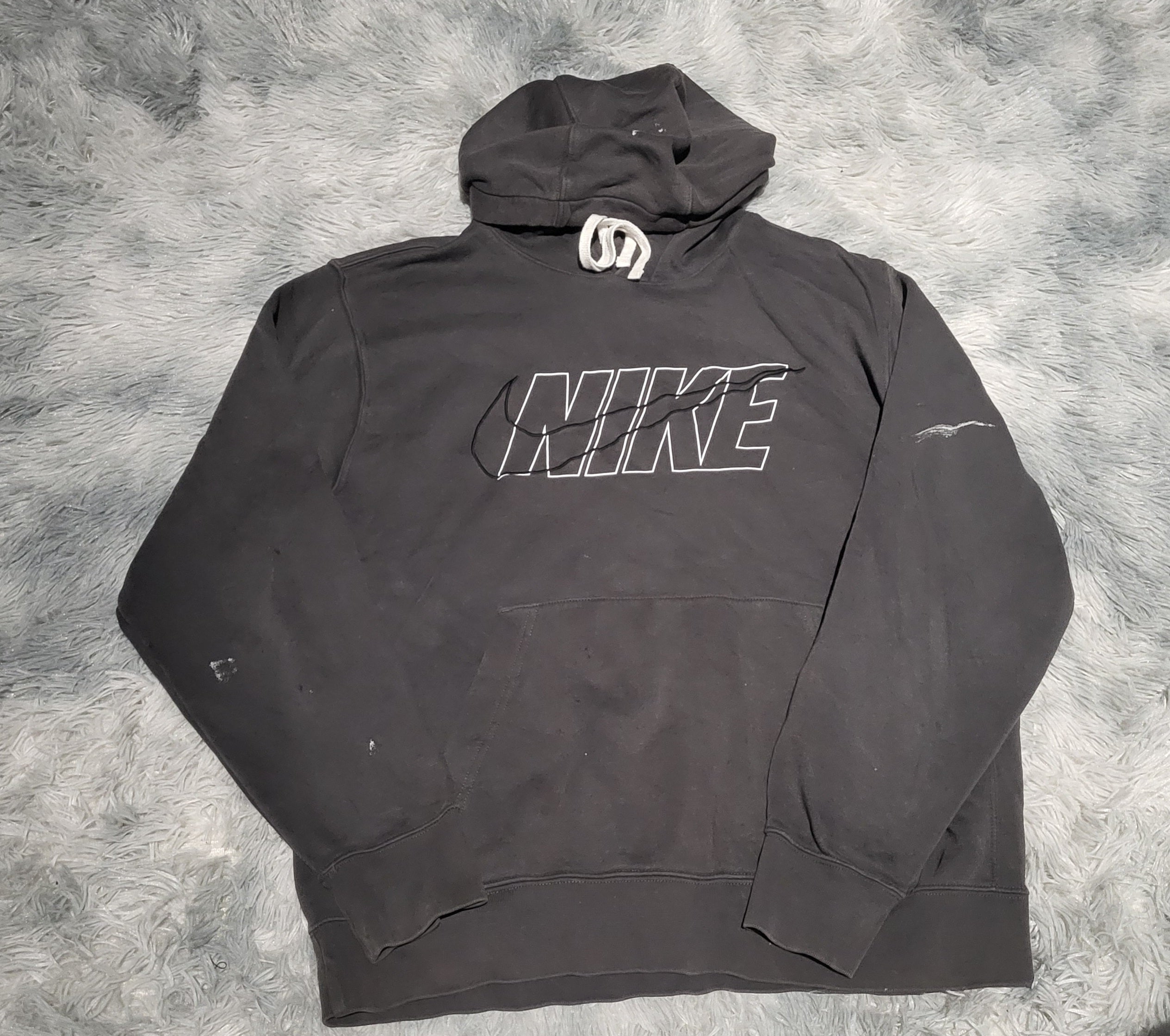Sweat à Capuche Nike Noir – Style Workwear Distressed – Taille L – Idéal Upcycling / Grunge