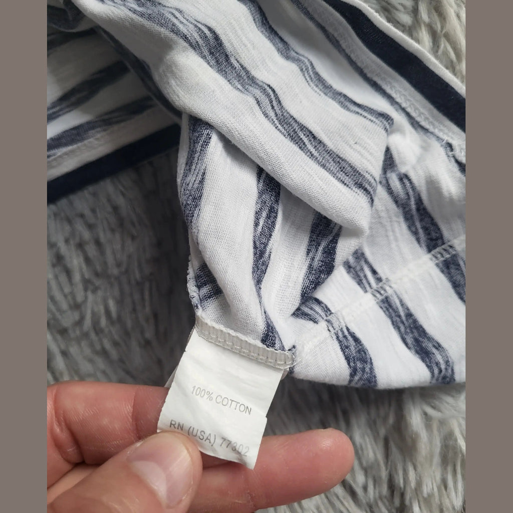 Chemise à rayures blanches et bleues, taille non visible, 100% coton. Fripes Sélect
