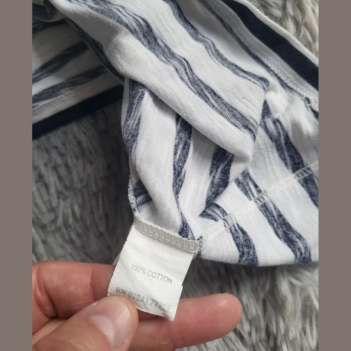 Chemise à rayures blanches et bleues, taille non visible, 100% coton. Fripes Sélect