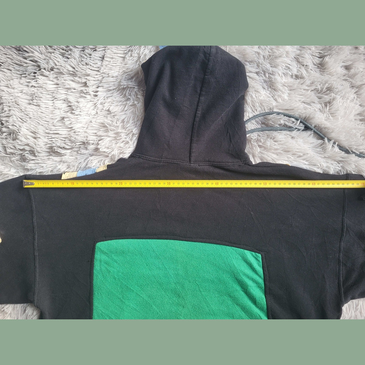 Sweat à capuche noir avec poche verte, taille mesurée, marque non visible, Fripes Sélect