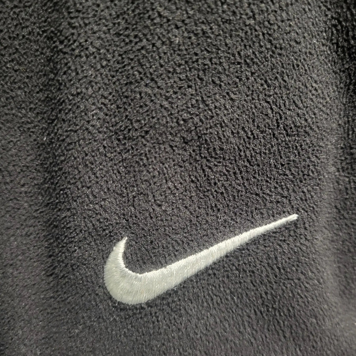 Veste polaire Nike noire, taille non indiquée, logo brodé. Fripes Sélect