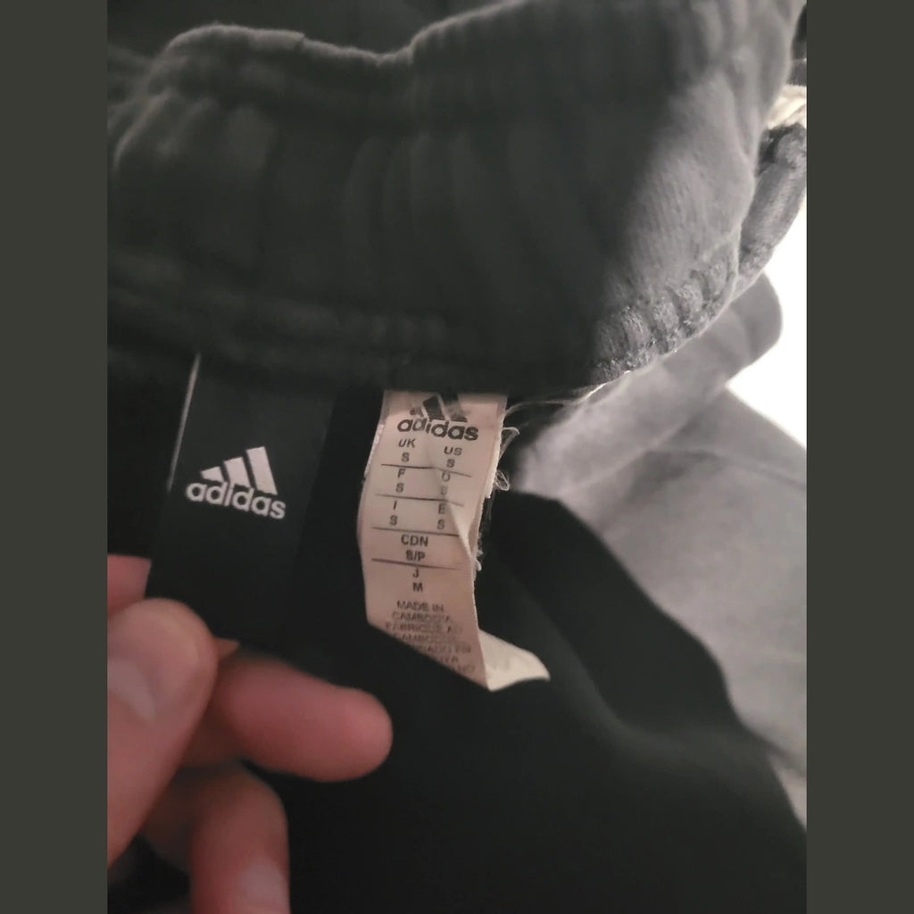 Sweat à capuche noir Adidas taille S, étiquette visible. Fripes Sélect