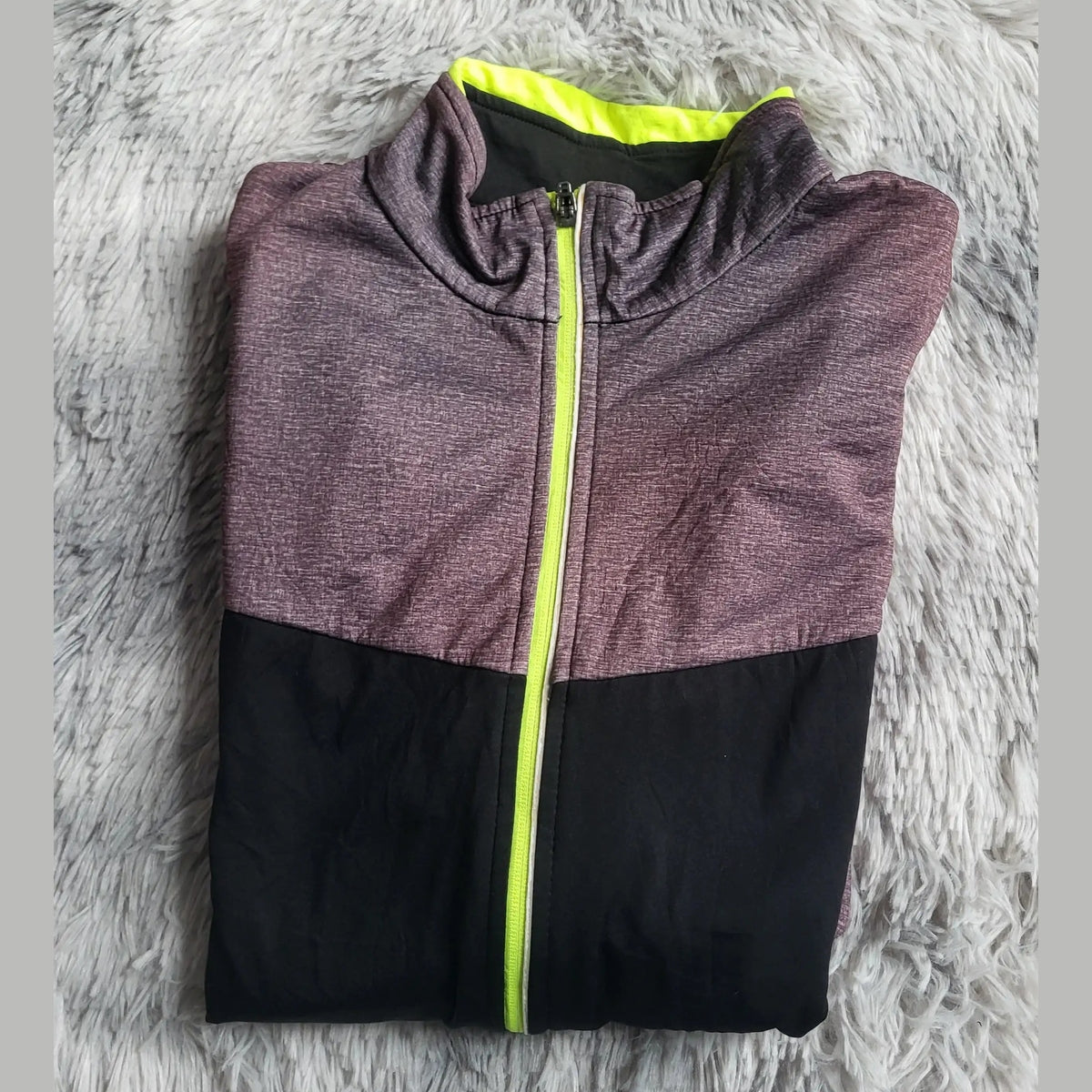 Veste zippée bicolore violet et noir, détails jaune fluo, taille non indiquée. Fripes Sélect