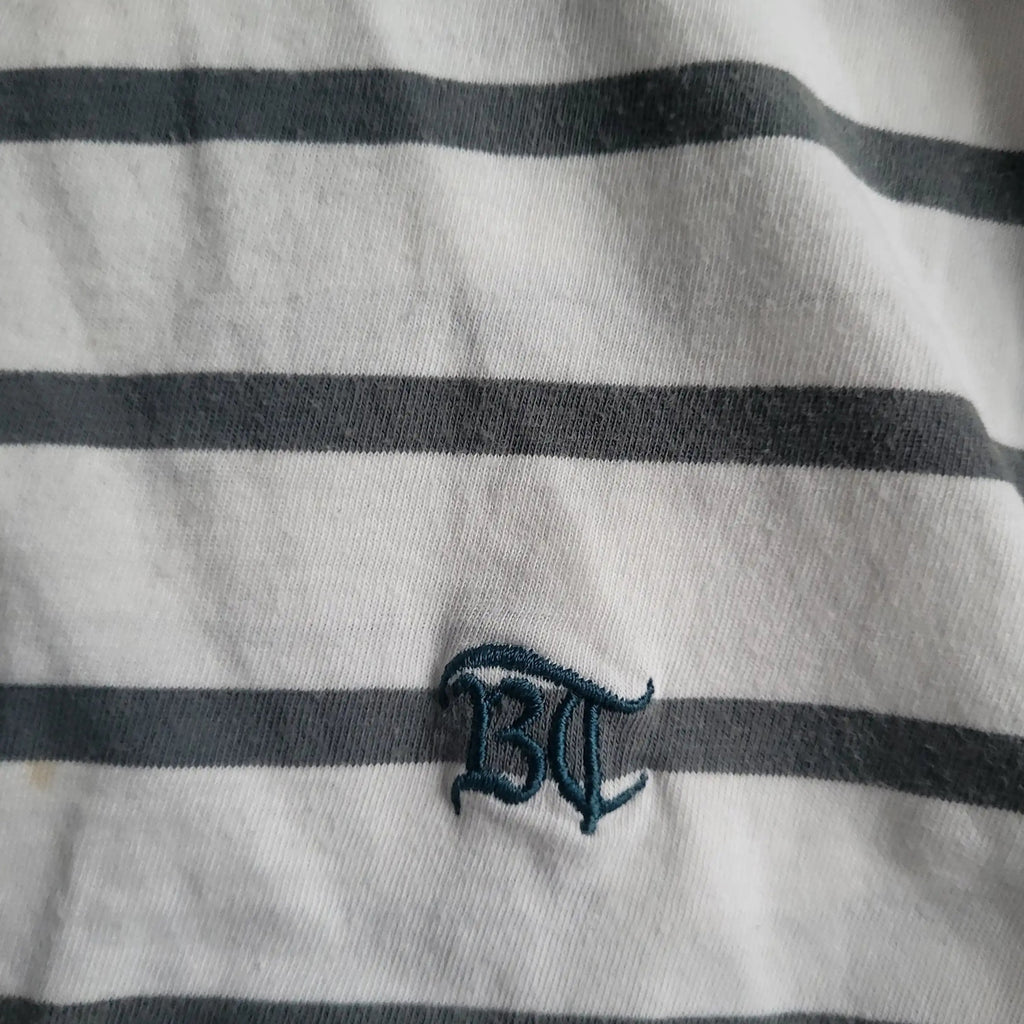 T-shirt à rayures blanches et grises, logo BT brodé, taille non visible. Fripes Sélect