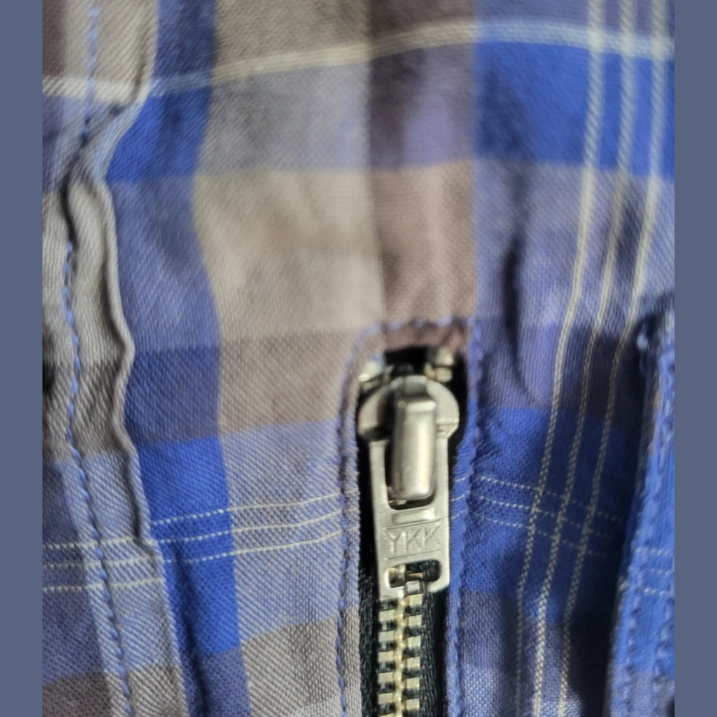 Pantalon à carreaux bleu, fermeture éclair YKK visible, taille non indiquée. Fripes Sélect