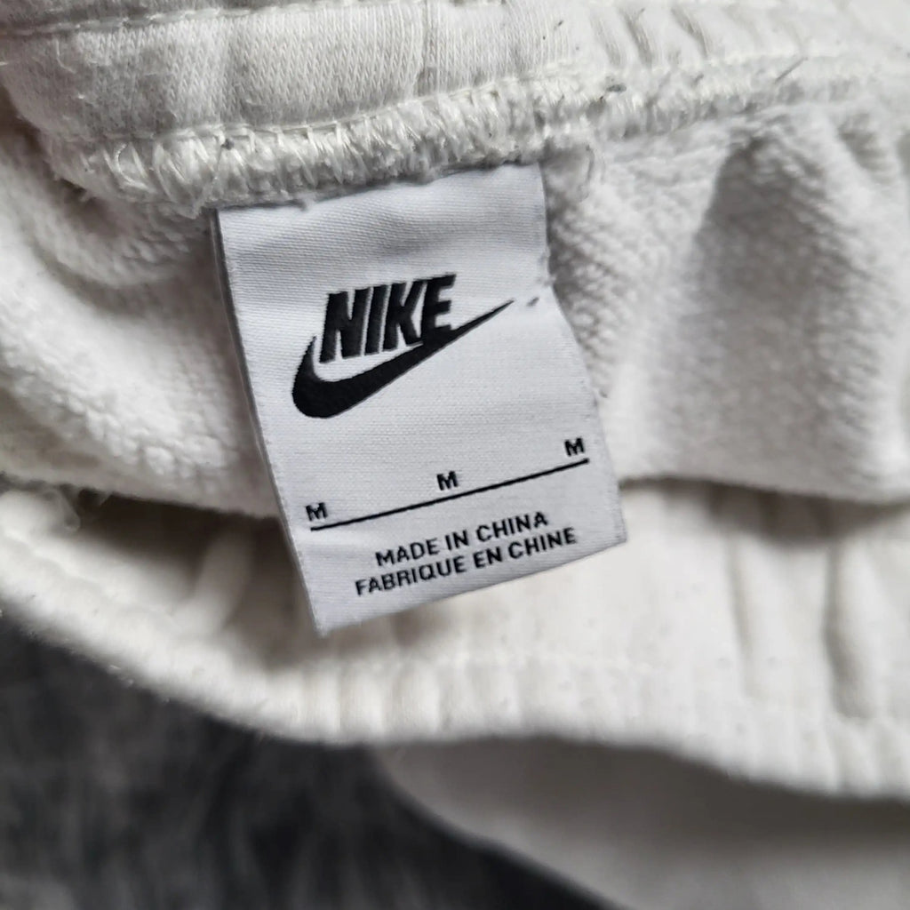 Sweat blanc Nike taille M, étiquette visible. Fripes Sélect