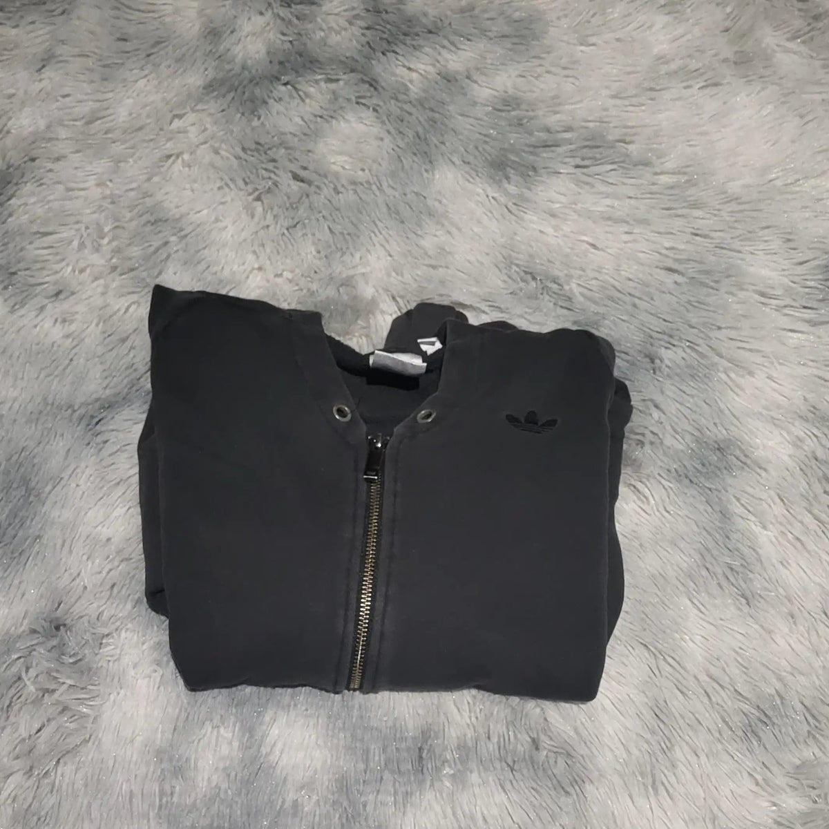 Veste zippée noire Adidas, taille M, logo visible sur la poitrine. Fripes Sélect