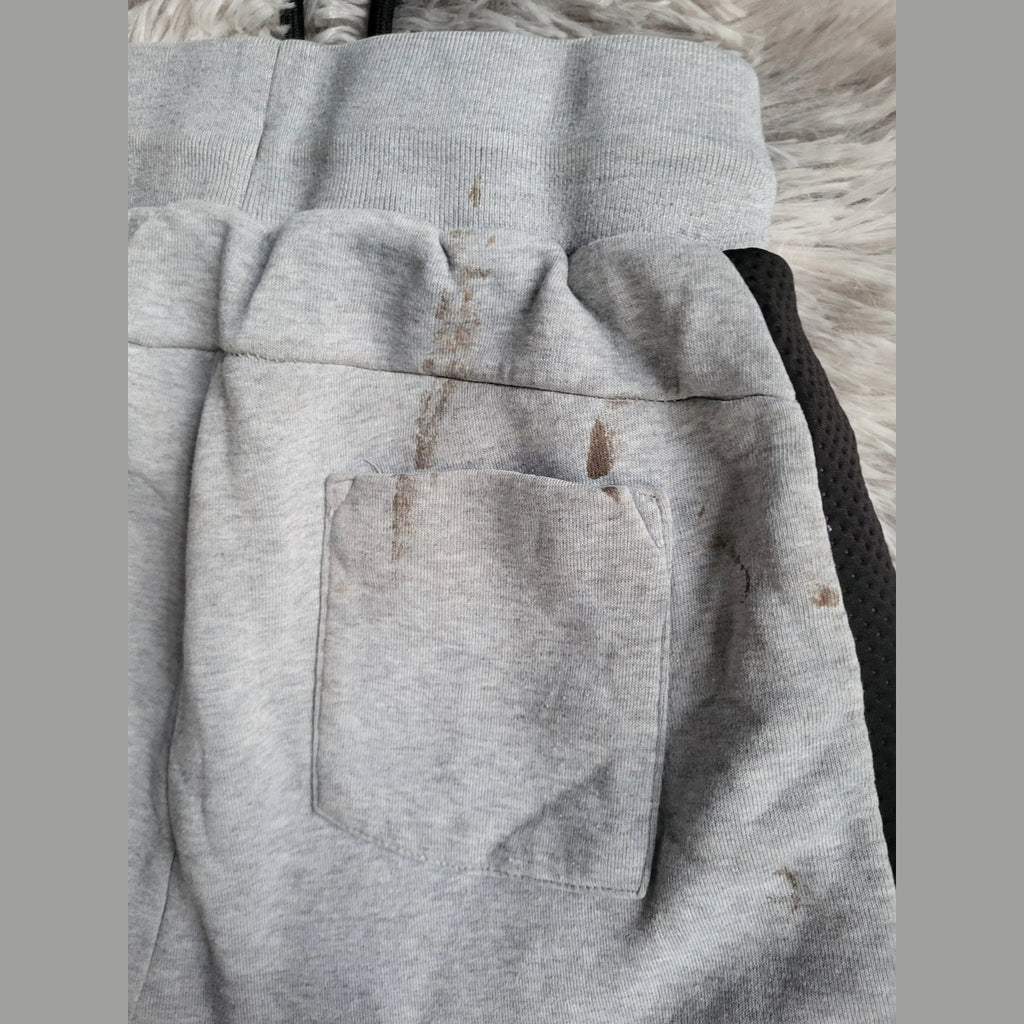 Pantalon de jogging gris avec poche arrière, taille non indiquée, taches visibles. Fripes Sélect