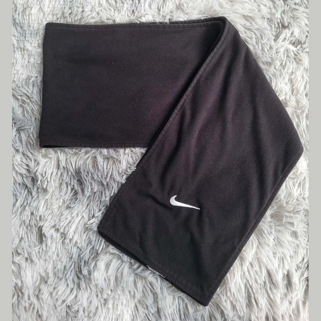 Écharpe Nike Vintage Swoosh Fleece – Polaire Noire – Y2K / 90s – 148 cm – Collector Streetwear