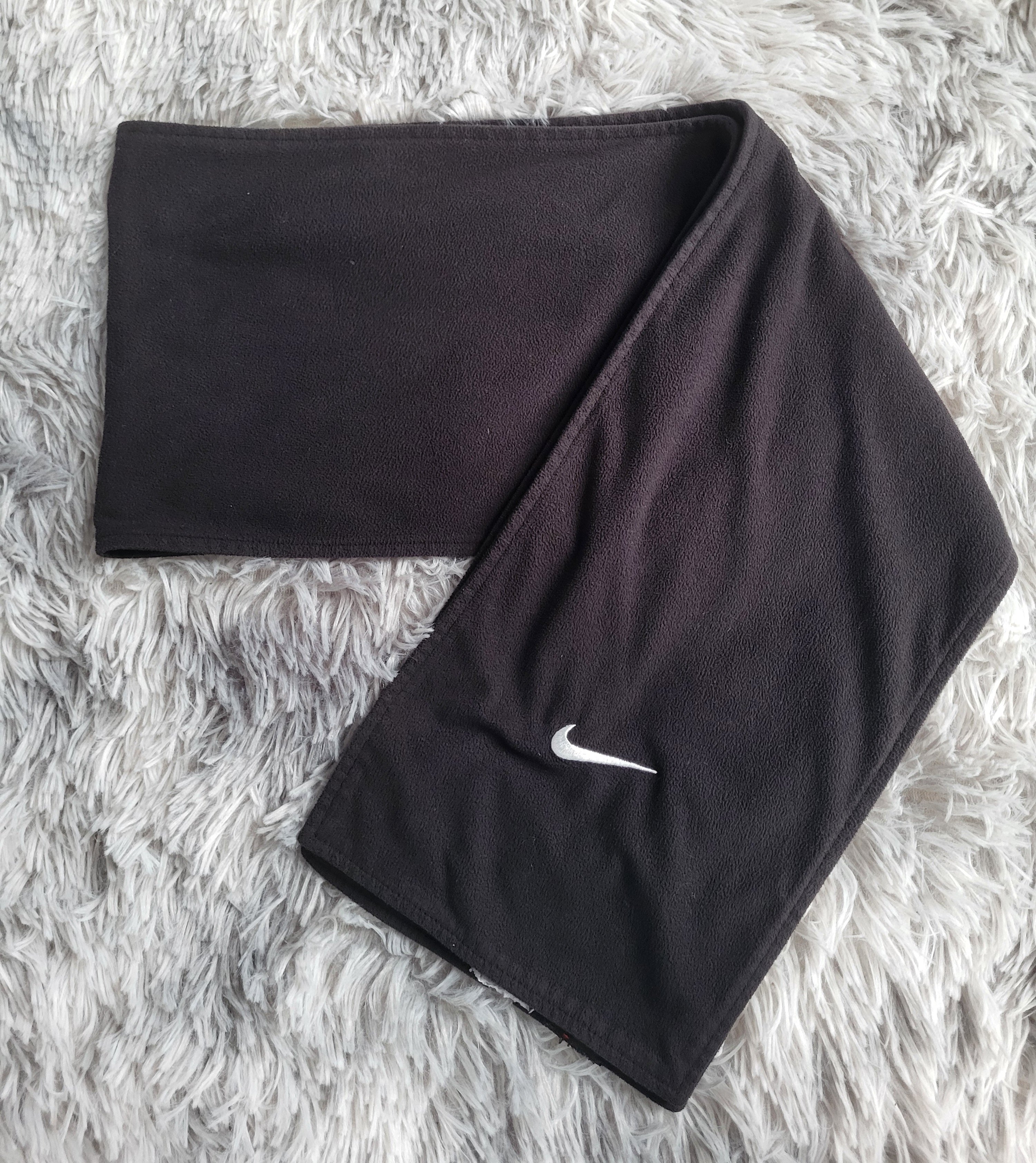 Écharpe Nike Vintage Swoosh Fleece – Polaire Noire – Y2K / 90s – 148 cm – Collector Streetwear