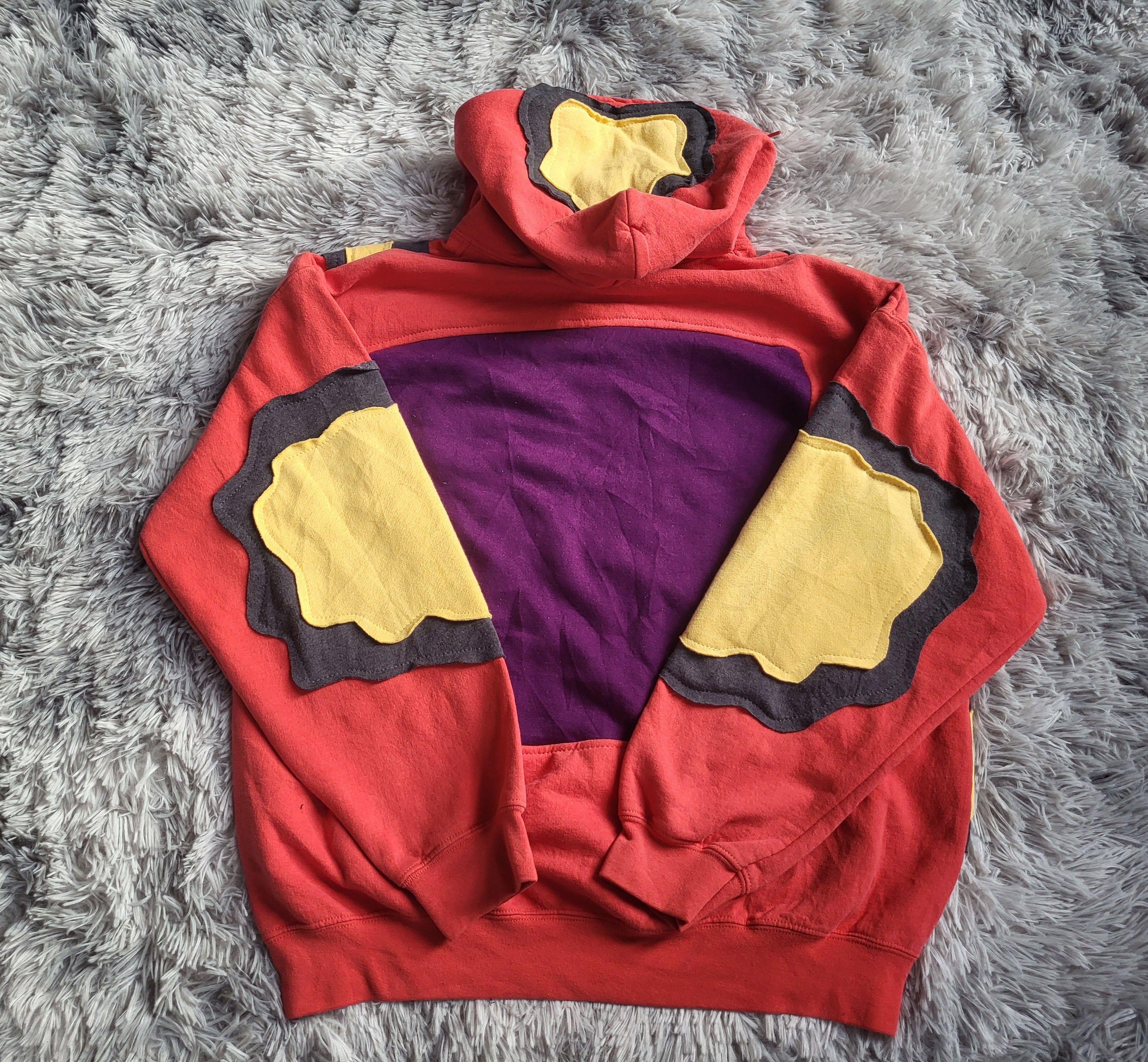 Sweat à capuche Stüssy Reworked Patchwork – Pièce Unique 1/1 – Rouge & Jaune – Taille L (Boxy Fit)