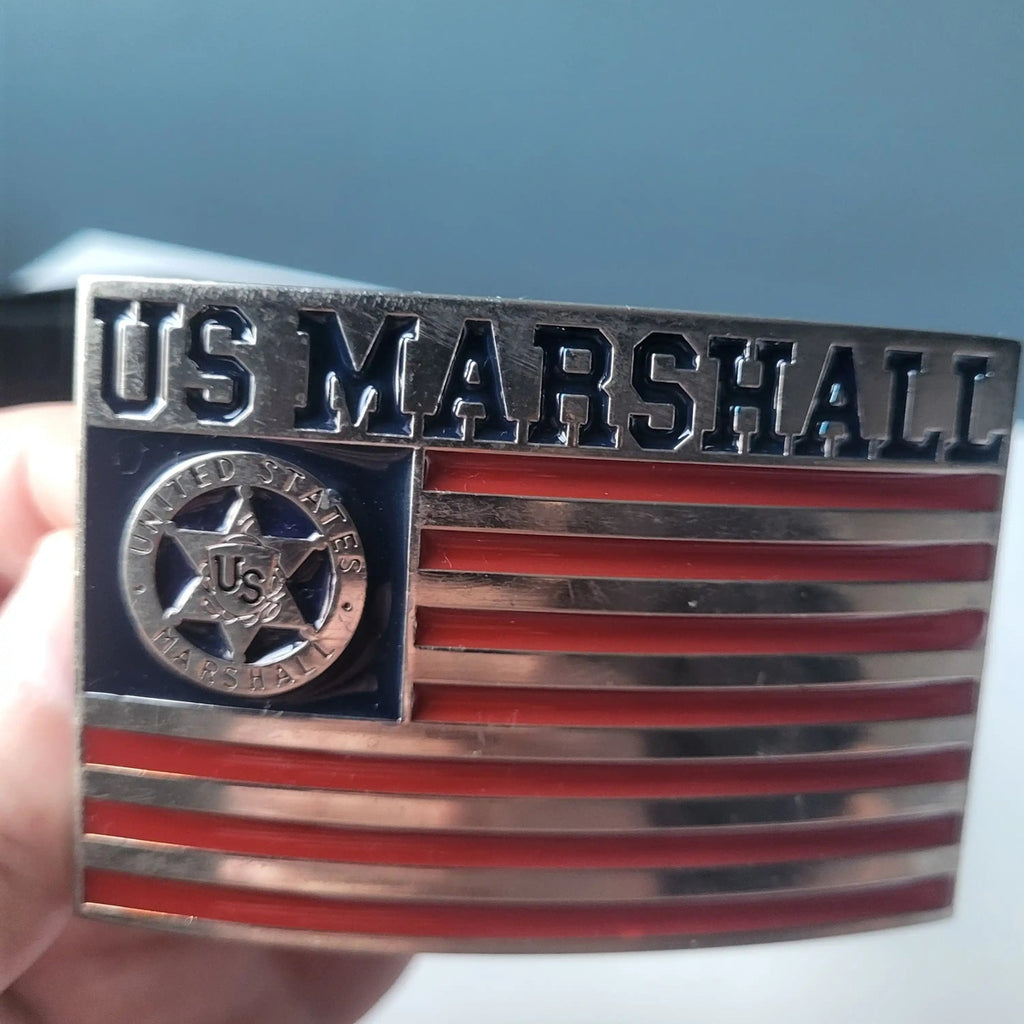 Boucle de ceinture US Marshall argentée et rouge, taille unique. Fripes Sélect