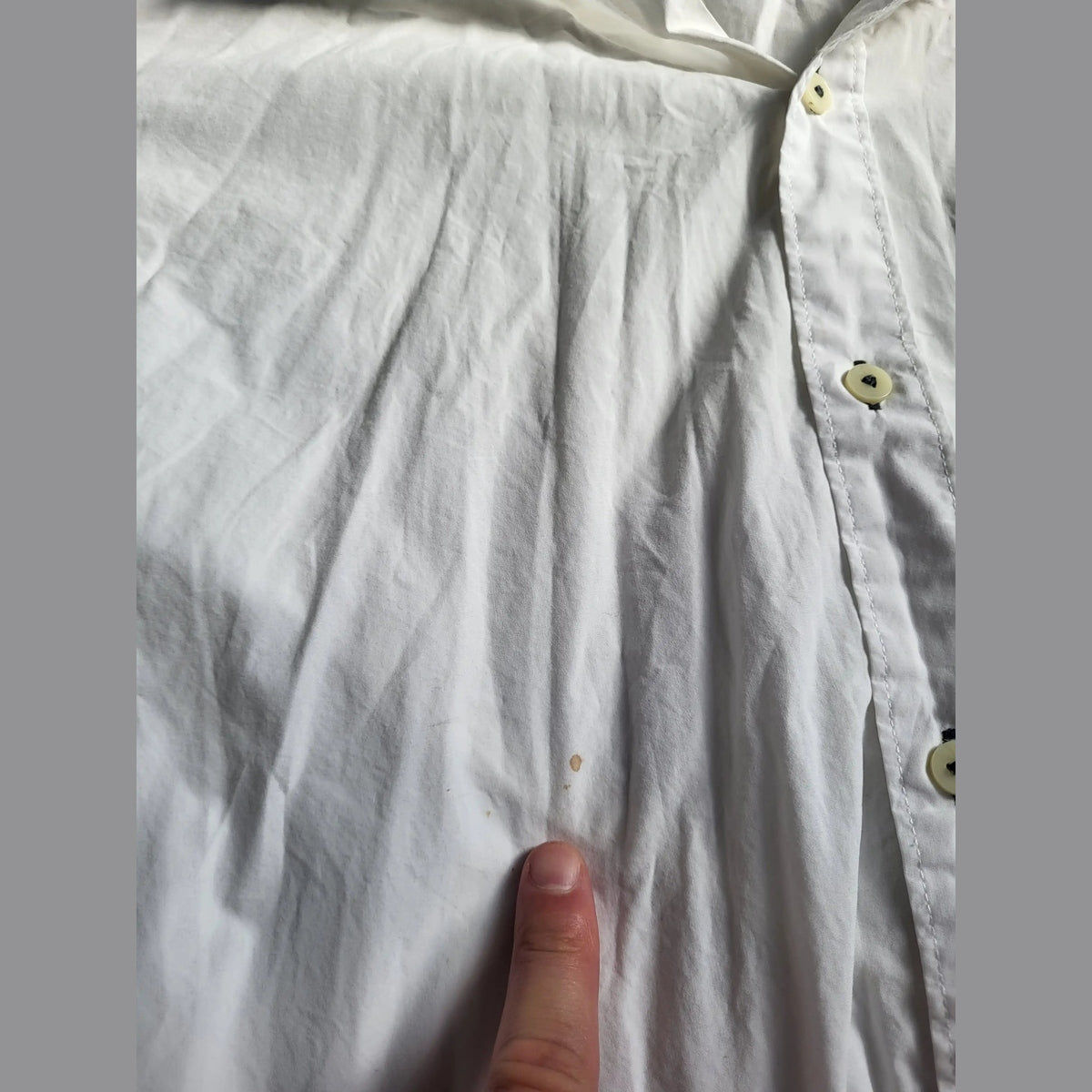 Chemise blanche, marque non visible, taille non indiquée, Fripes Sélect