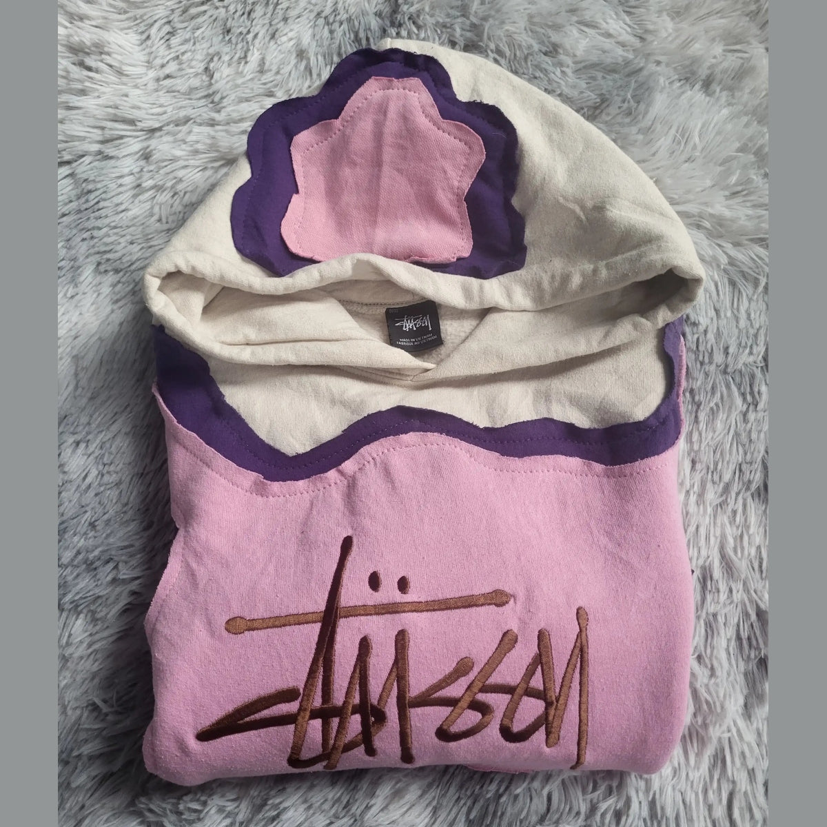 Sweat à capuche Stüssy rose et crème, taille M. Fripes Sélect