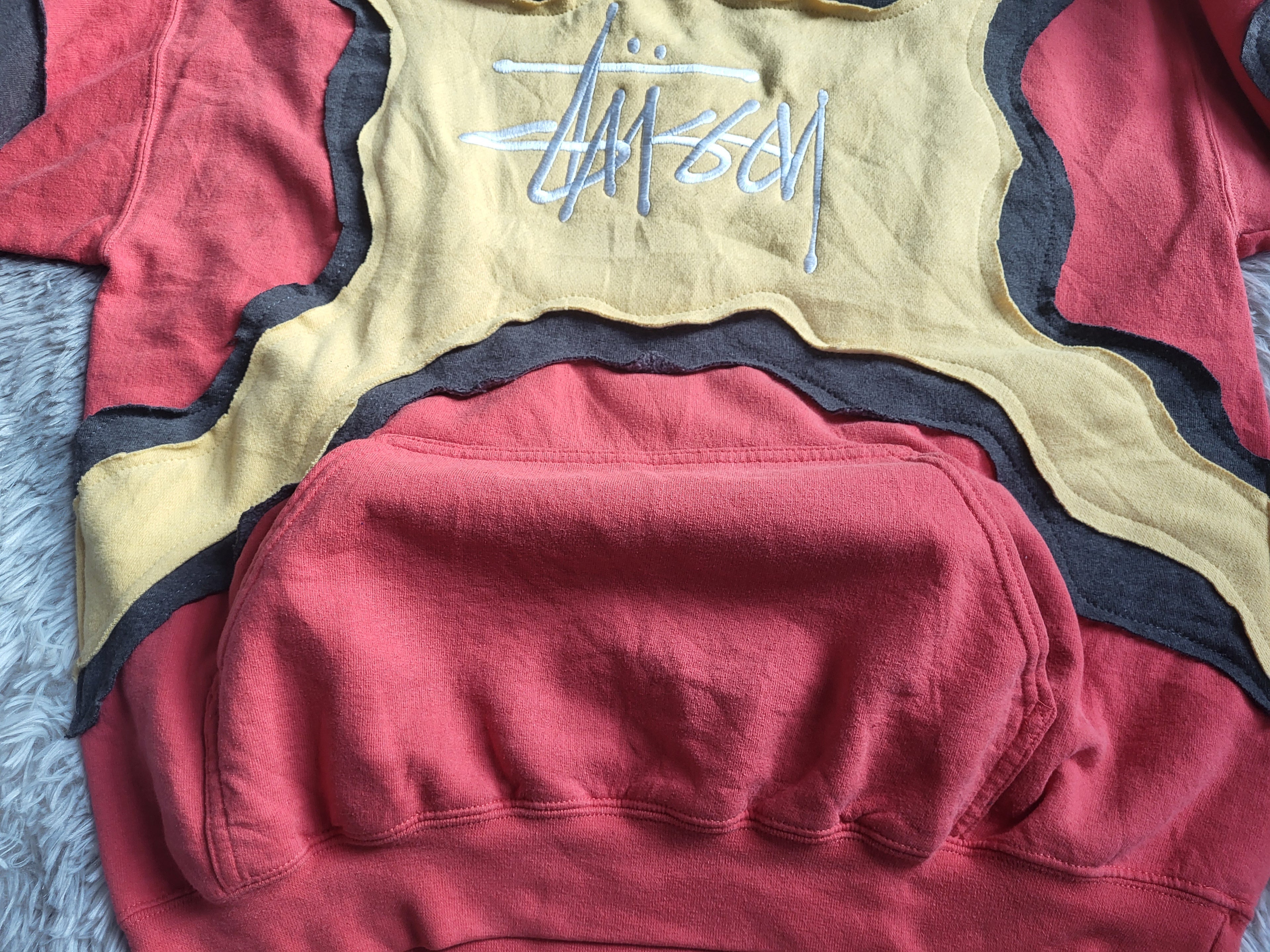 Sweat à capuche Stüssy Reworked Patchwork – Pièce Unique 1/1 – Rouge & Jaune – Taille L (Boxy Fit)