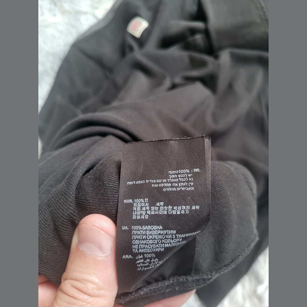 T-shirt noir, sans marque visible, taille M, étiquette tissu, Fripes Sélect