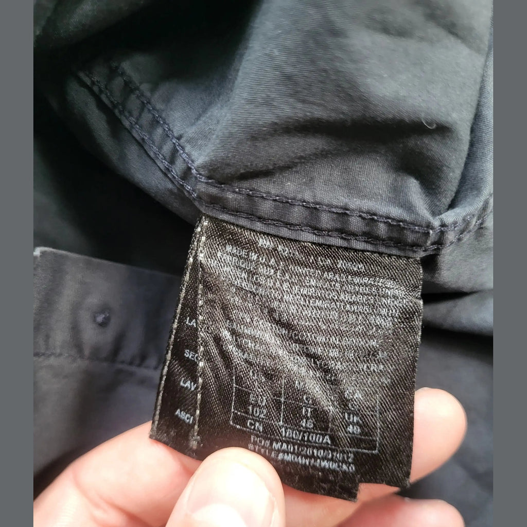Veste noire, taille M, aucune marque visible, étiquette en gros plan, Fripes Sélect