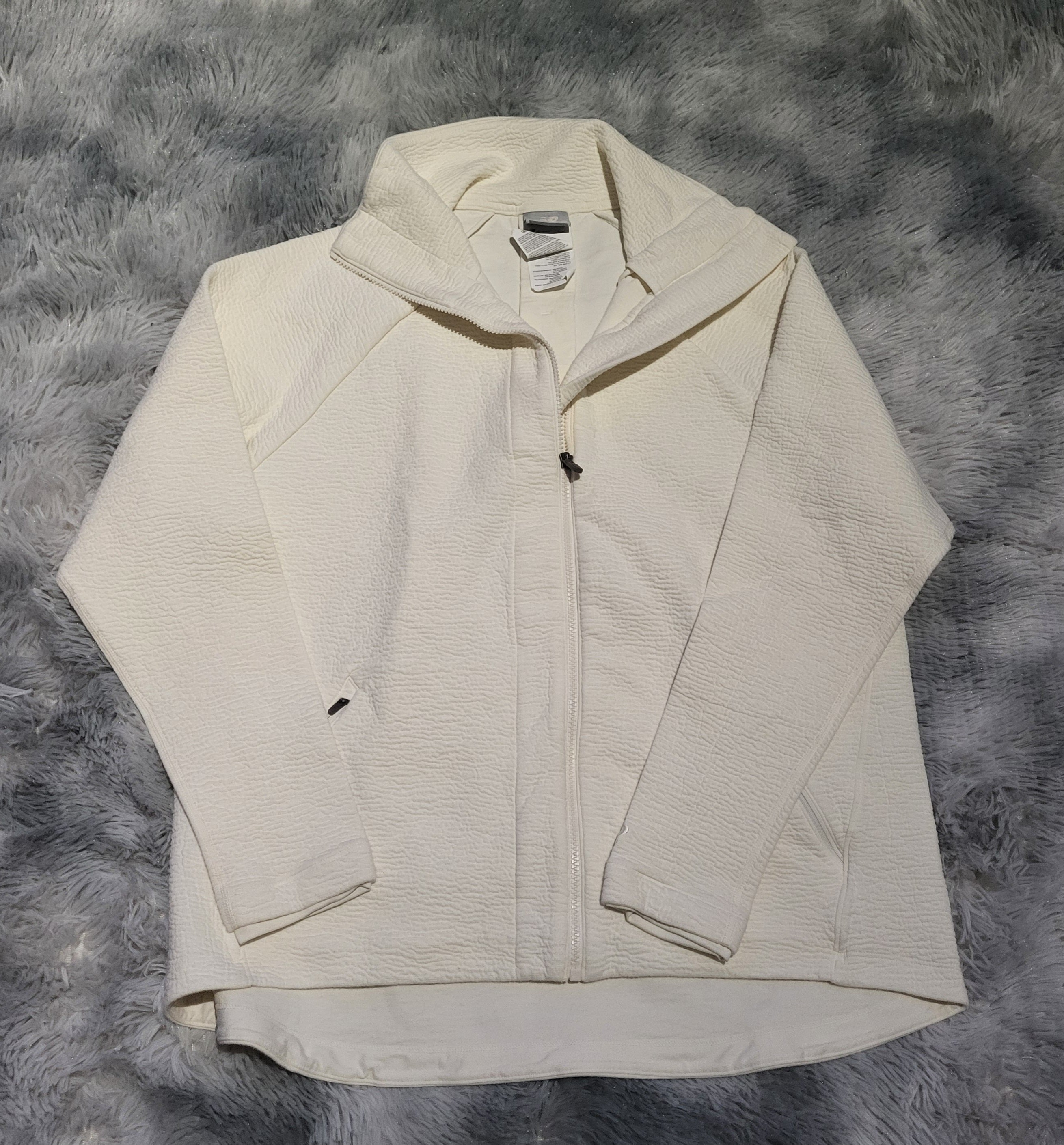 Veste d'entraînement New Balance Femme - Blanc - Taille L - Coupe Relaxed Fit - État impeccable