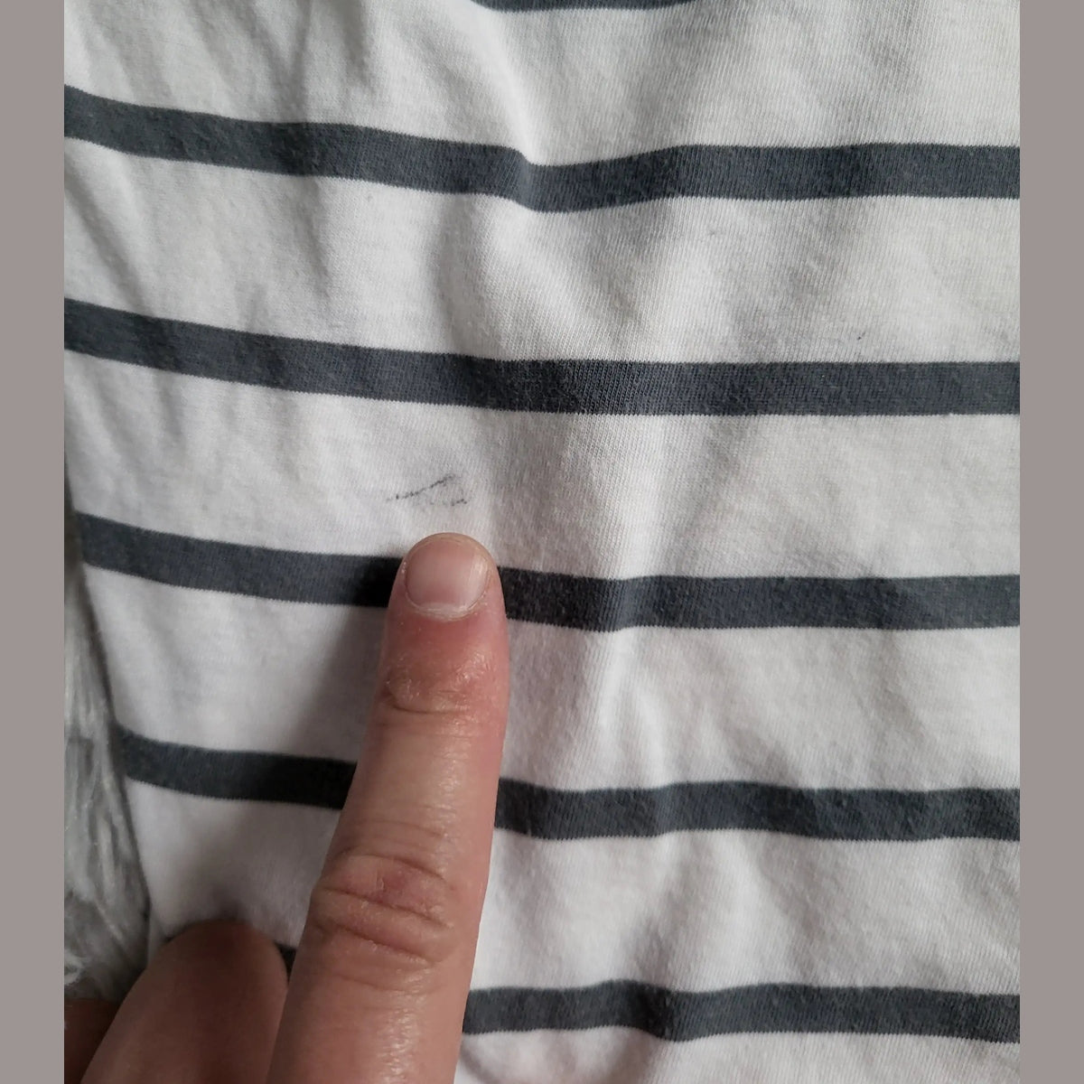 T-shirt à rayures blanches et noires, taille non visible, marque non visible. Fripes Sélect