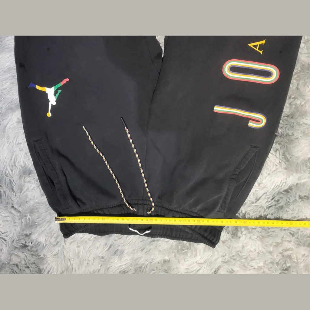 Pantalon de jogging noir Jordan, logo multicolore, taille non indiquée. Fripes Sélect