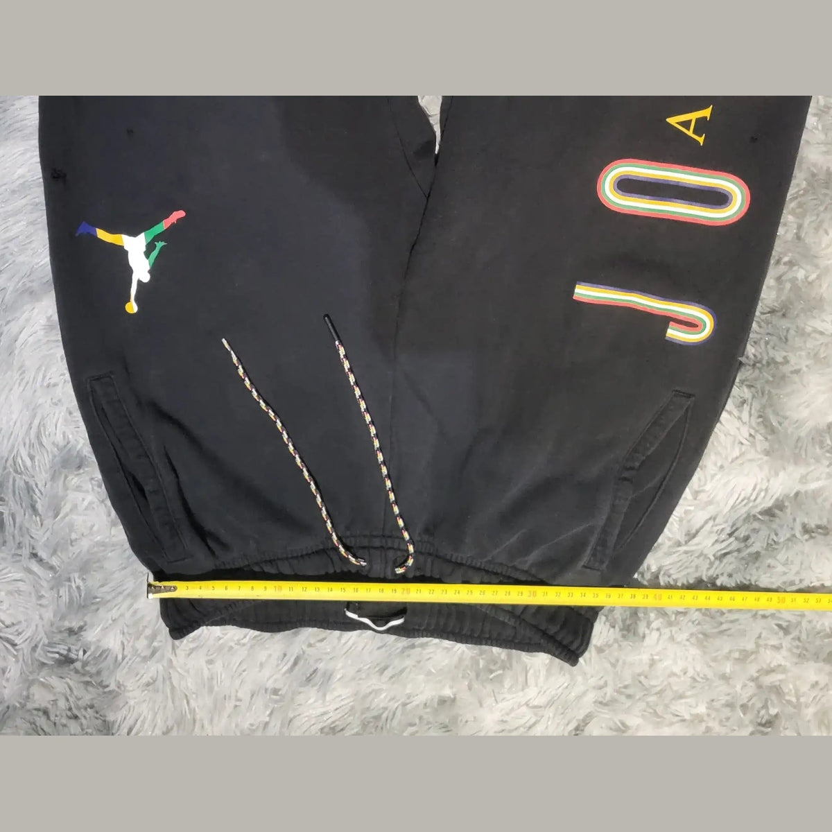 Pantalon de jogging noir Jordan, logo multicolore, taille non indiquée. Fripes Sélect