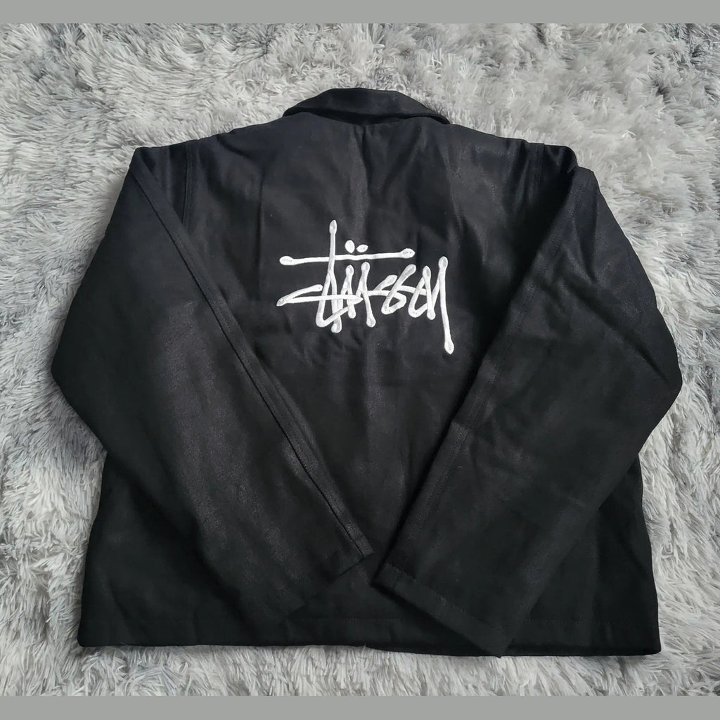 Veste noire Stüssy, logo au dos, taille non indiquée. Fripes Sélect