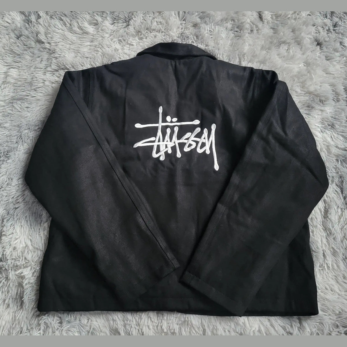 Veste noire Stüssy, logo au dos, taille non indiquée. Fripes Sélect